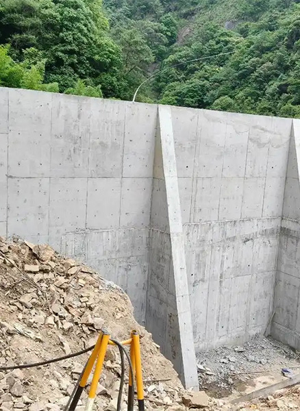 保定高碑店重力式挡土墙